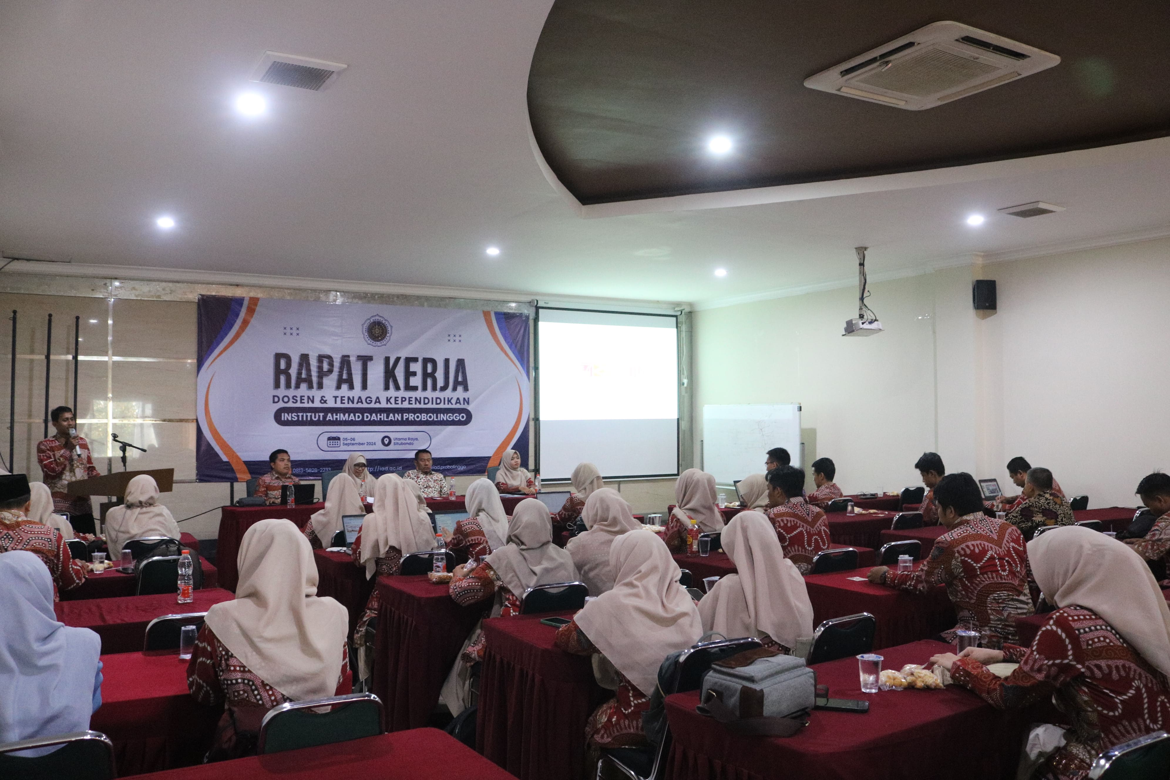 Rapat Kerja Civitas Akademika Institut Ahmad Dahlan Probolinggo: Mengokohkan Sinergi dan Strategi Menuju Peningkatan Mutu