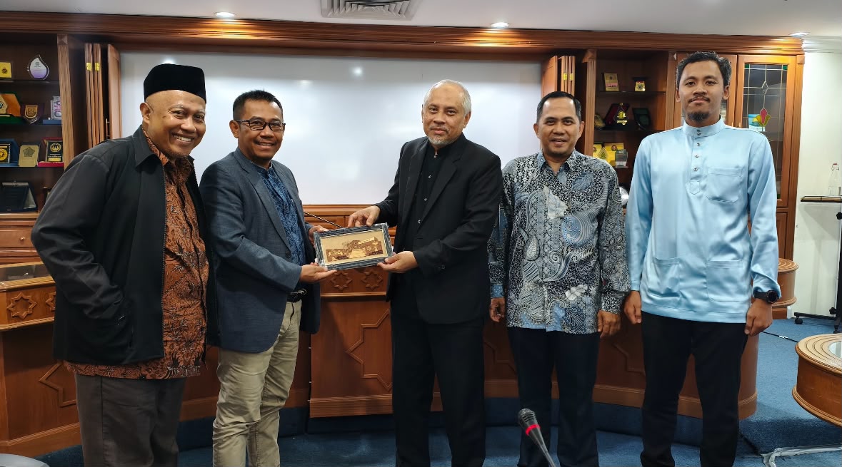 MAHASISWA PASCASARJANA IAD PROBOLINGGO BELAJAR METODOLOGI RISET JURNAL INTERNASIONAL BEREPUTASI DI UNIVERSITI MALAYA